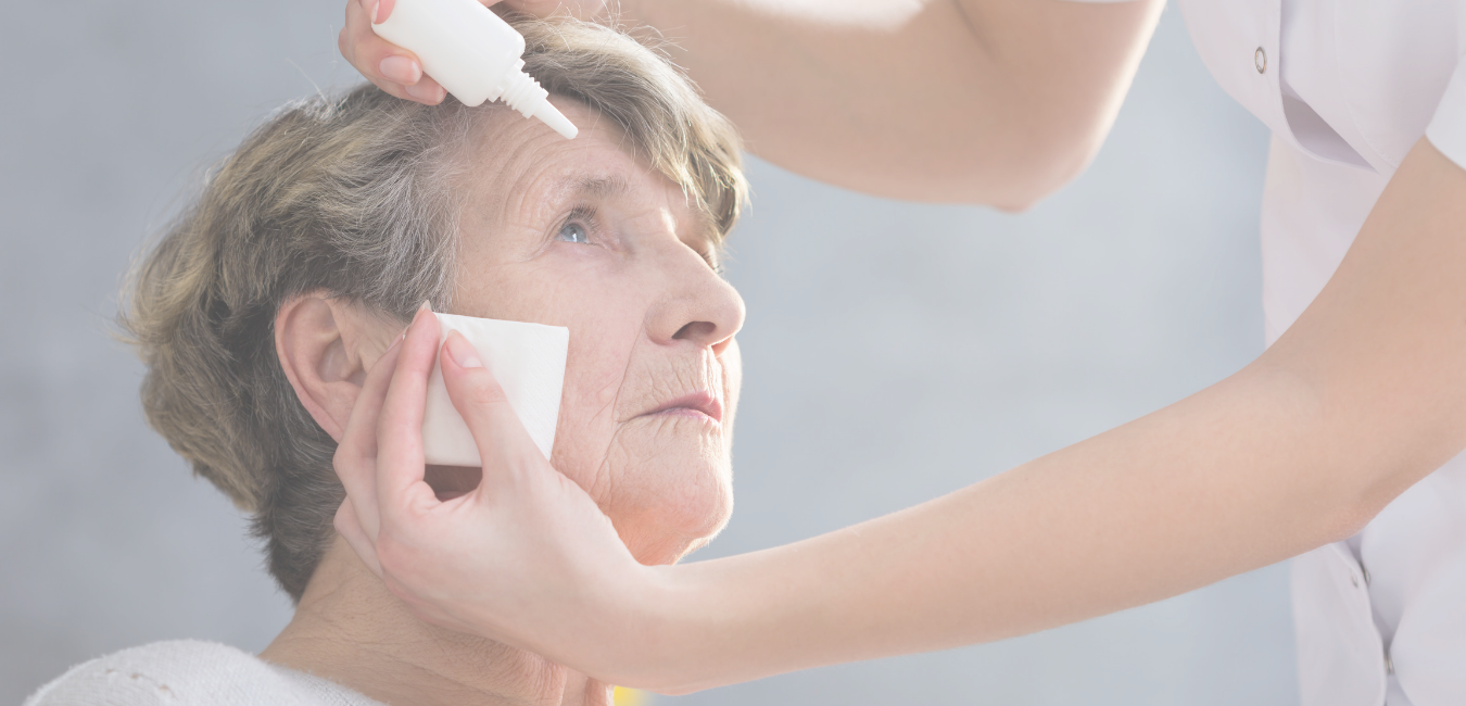 Une personne âgée traitée pour une maladie oculaire