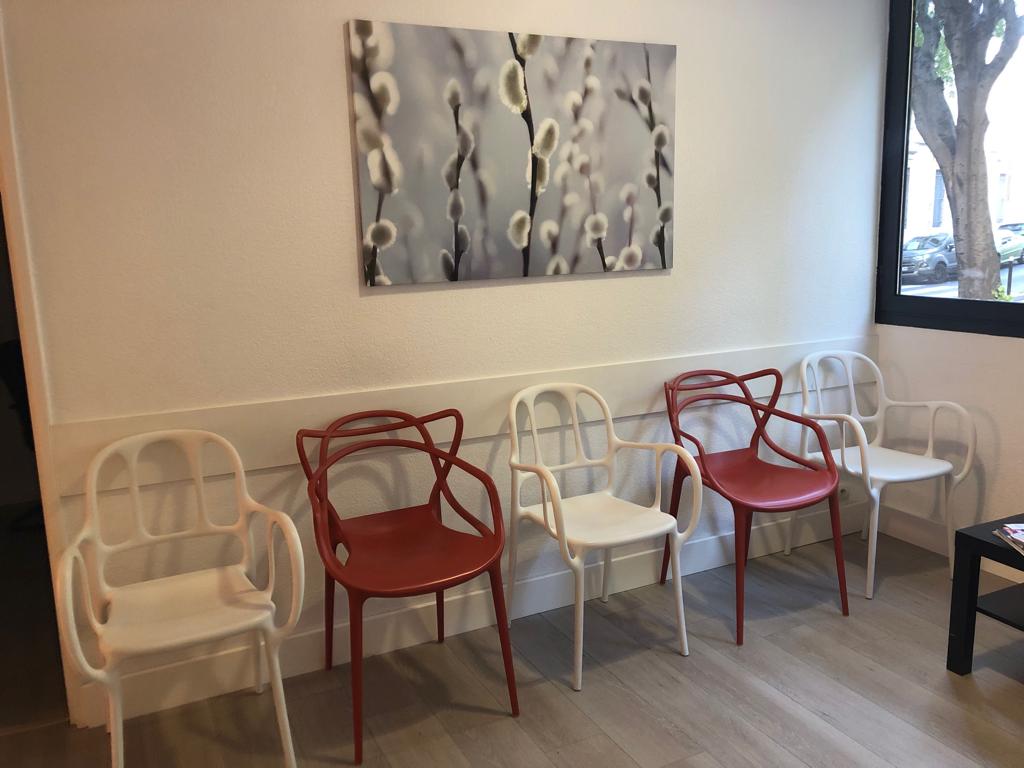 Chaises en espace d'attente Cabinet Dr Dimeglio Ophtalmologue Nîmes